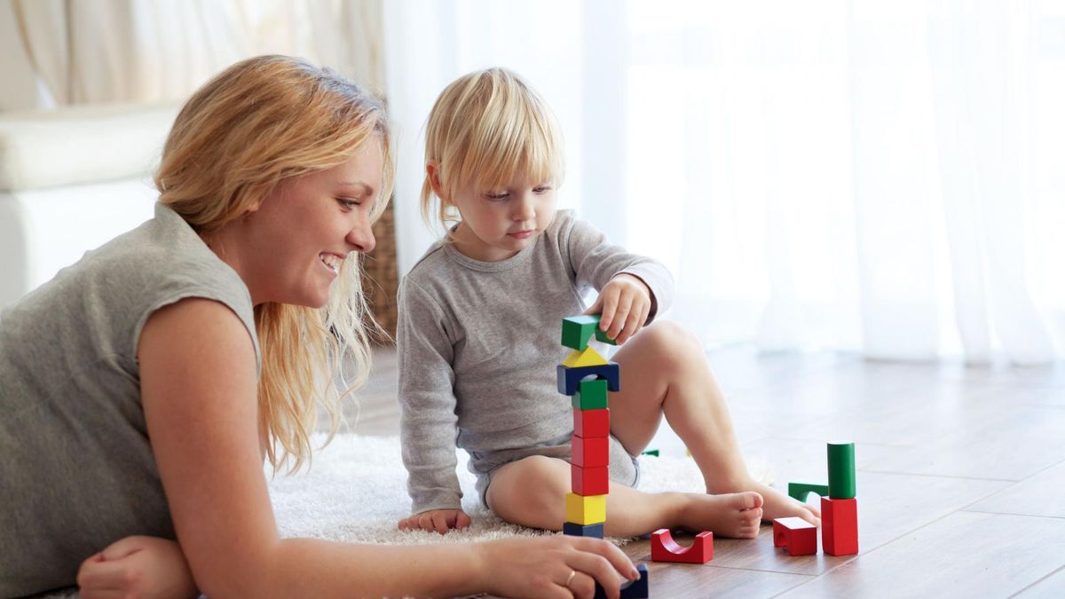 Dziecko bawi się klockami z mamą.