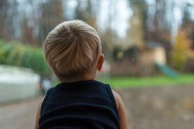 Dyskryminacja z powodu choroby skóry. Nauczyciel żądał zaświadczenia, że dziecko nie zaraża