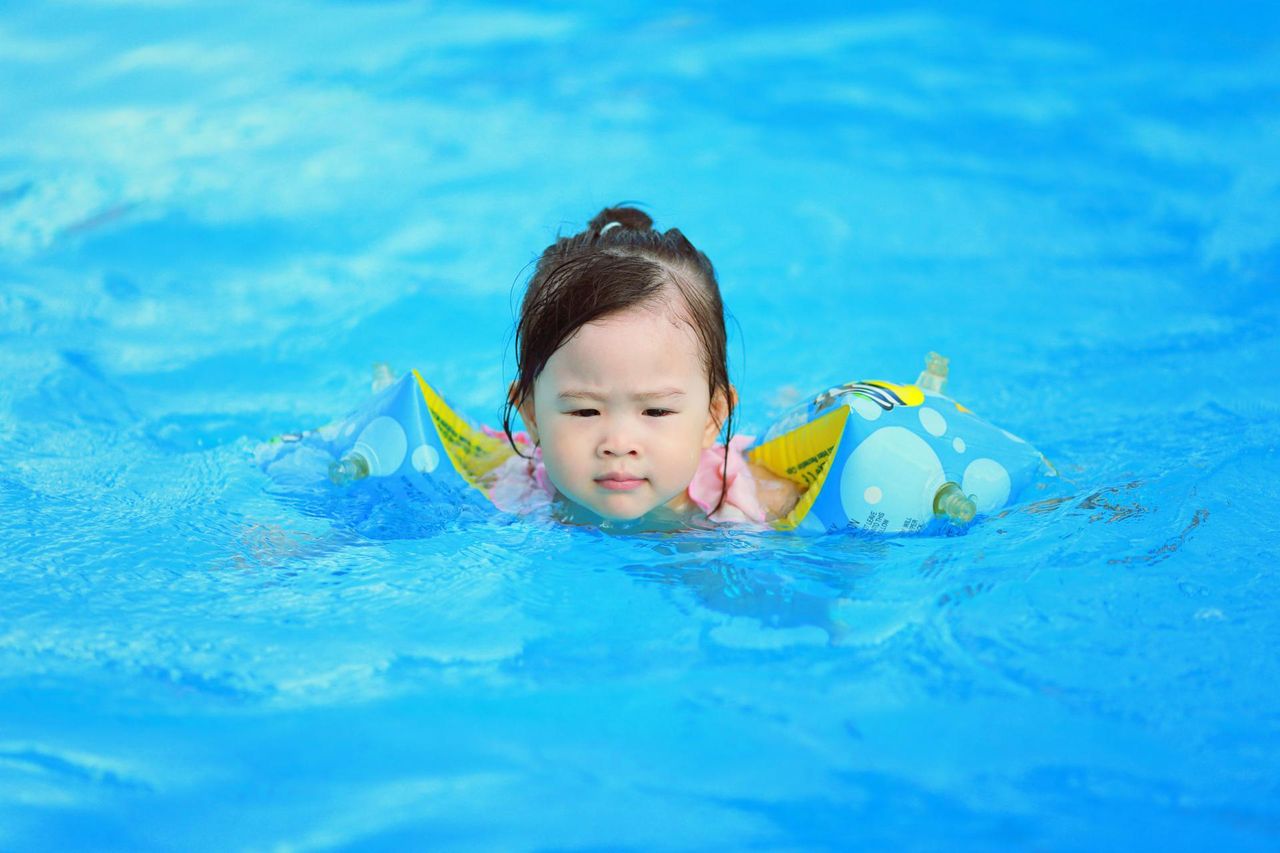 Nadmuchiwane kółka do pływania dla dzieci nie są bezpieczne