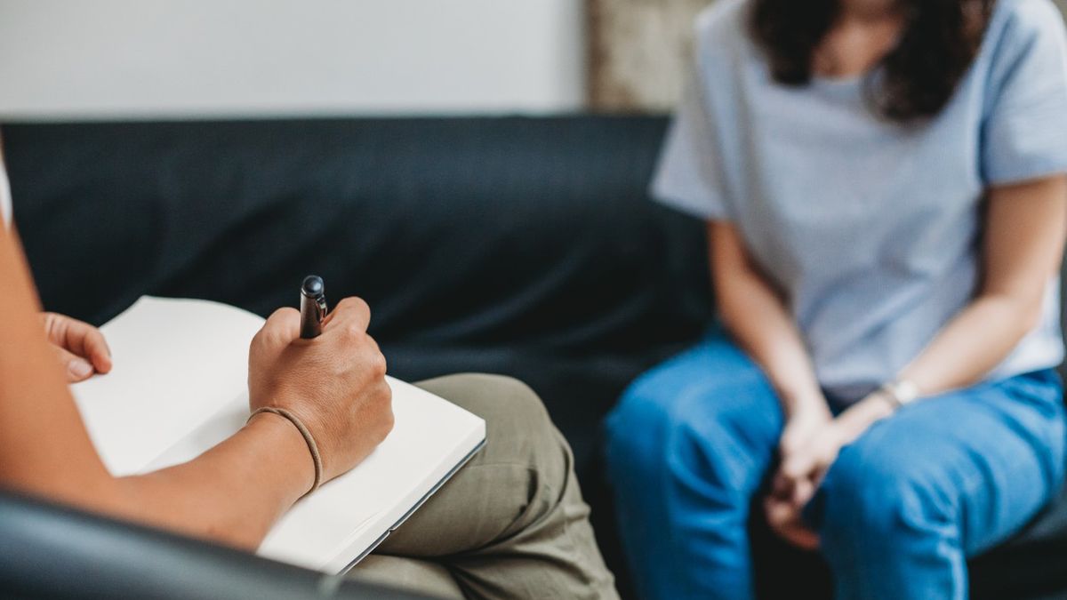 Opór w psychoterapii może manifestować się milczeniem.