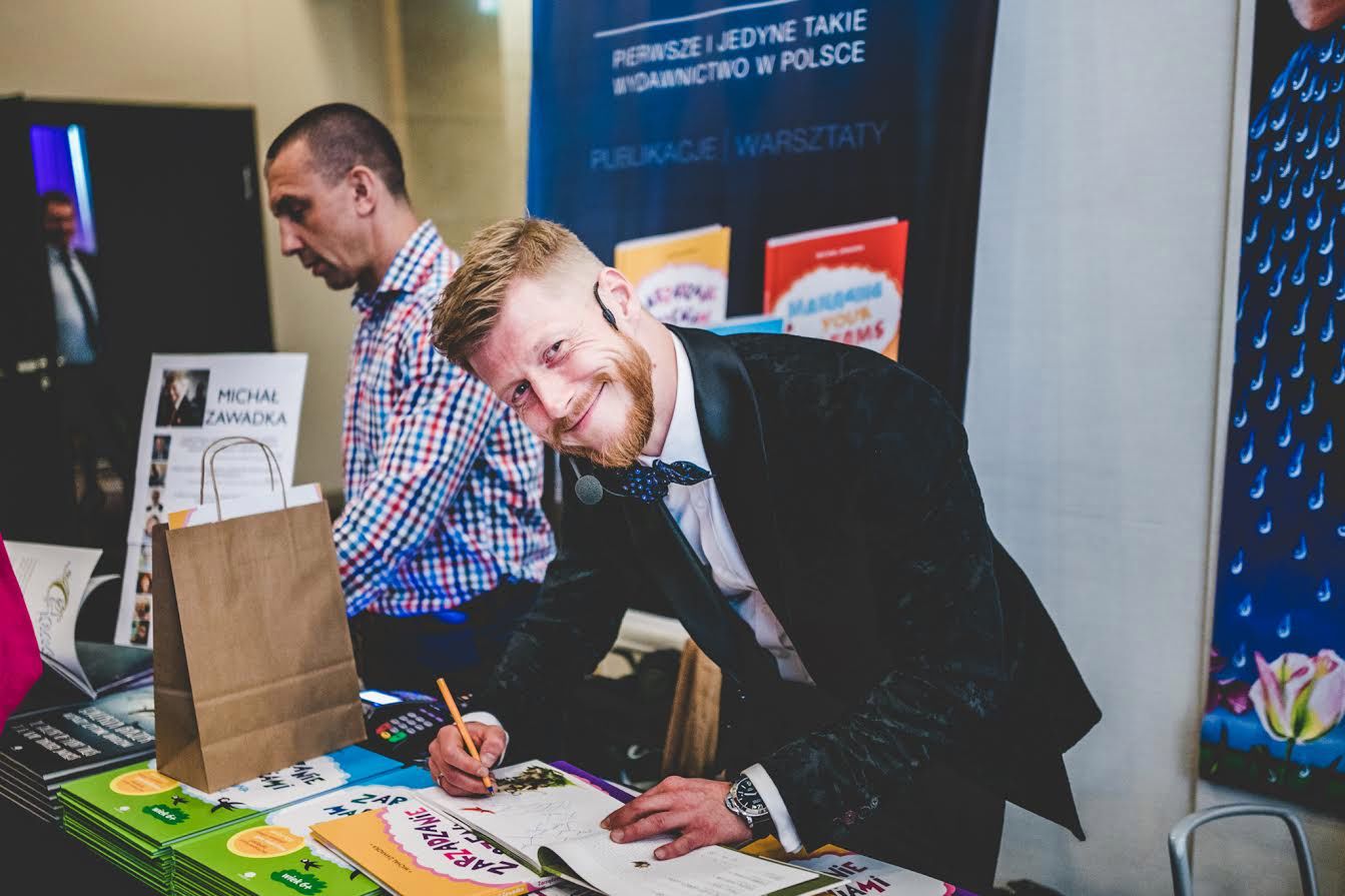 Michał Zawadka podpisuje książki &quot;Zarządzanie marzeniami. Poezja motywacyjna dla dzieci&quot;