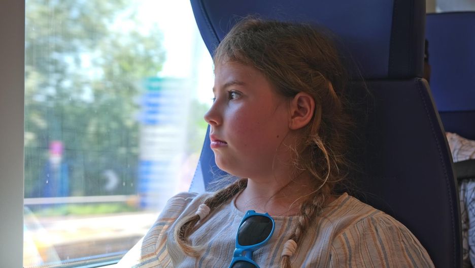 Zaklejają dzieciom pępek, by złagodzić chorobę lokomocyjną. Czy ta metoda działa?