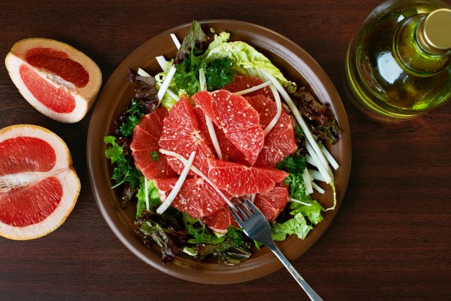 Sok z cytrusów to główny składnik dressingów, ale do sałatki możesz też dodać ich całe cząstki 