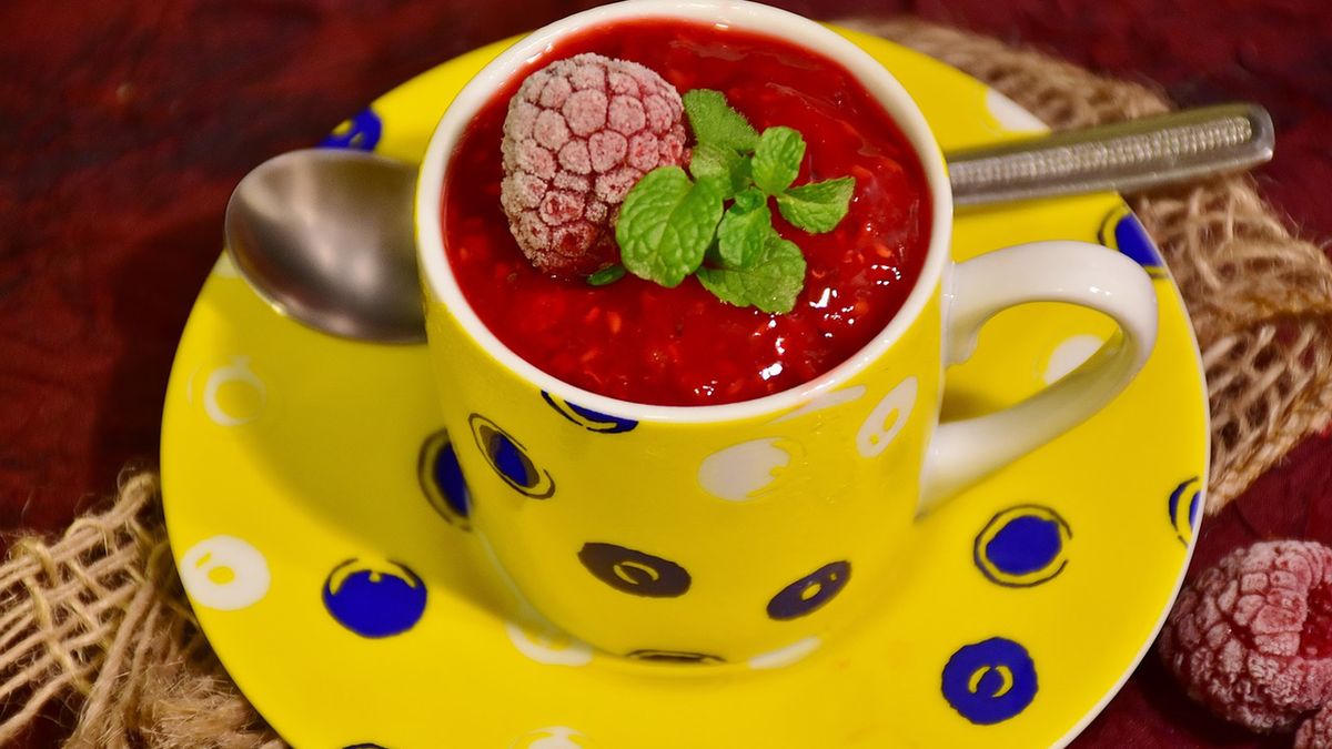 Sorbet to deser przygotowany z owoców i cukru z dodatkiem wody, soku czy ulubionych dodatków