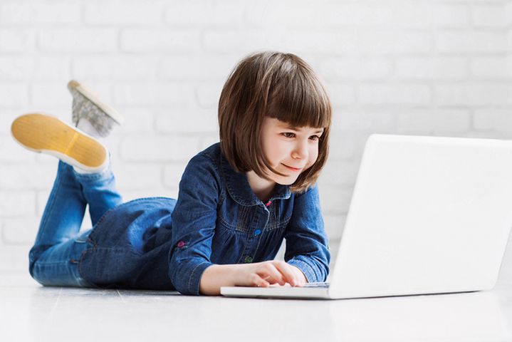 Dzieci już od najmłodszych lat stykają się z nowymi technologiami, a laptopy stały się jednymi z podstawowych narzędzi wykorzystywanych do nauki i rozrywki