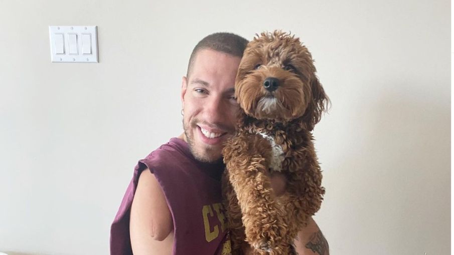 Urodził się bez nóg i ręki. Mimo to został zapaśnikiem, kulturystą i modelem