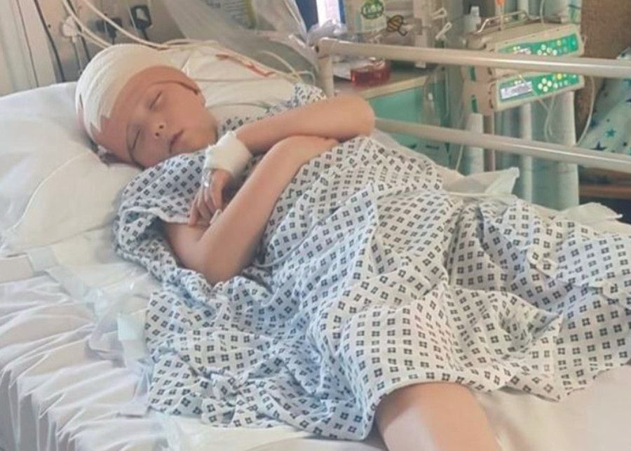 Riley po operacji usunięcia części guza mózgu