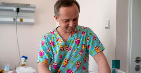 Mężczyźni, który odbierają porody. "Kobiety biorą mnie za swojego"
