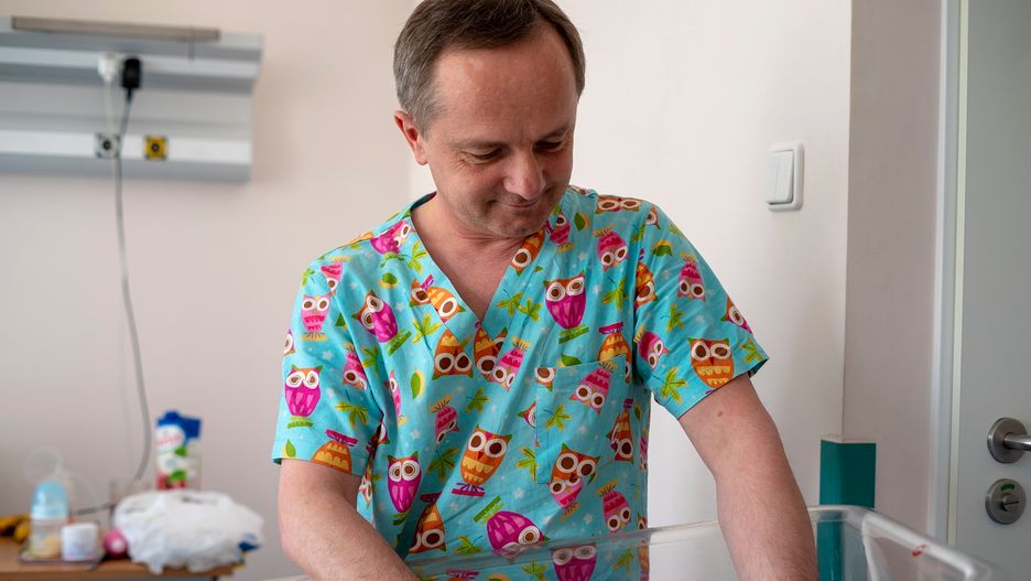 Mężczyźni położni wciąż budzą zdziwienie. "Pacjentki śmieją się, widząc mnie na sali porodowej"