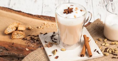 Chai latte - czym różni się od zwykłej kawy? Jak ją przygotować?