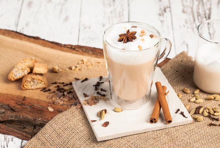 Chai latte, zwana także masala chai, pochodzi z Indii.