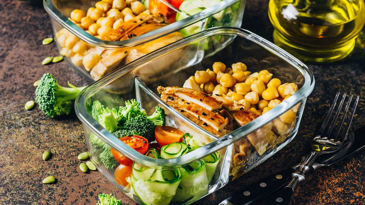 Meal prep to świadome zarządzanie jadłospisem i gotowanie raz lub dwa razy w tygodniu.