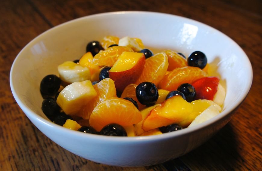 Sałatka z nektarynką, mango i borówką