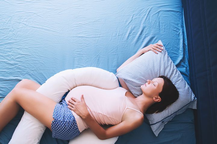 Czy w ciąży można spać na brzuchu i czy można dotykać brzucha?