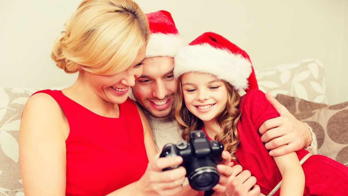 Rodzina robi świąteczne zdjęcia