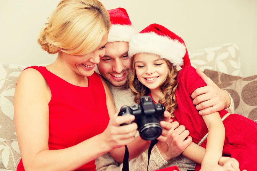 Rodzina robi świąteczne zdjęcia
