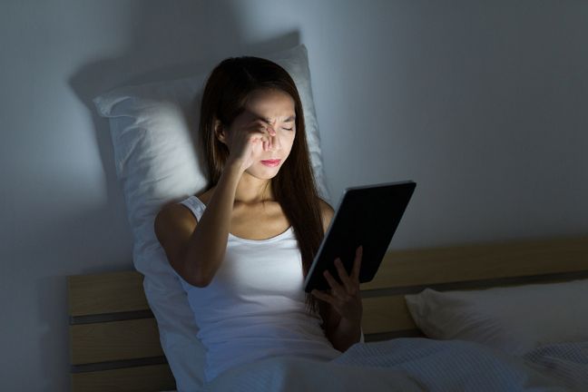 Jasne elementy w ciemności wpływają negatywnie na wzrok