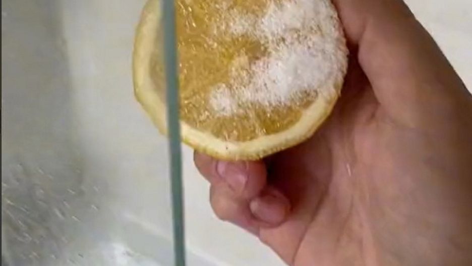 Mama ma rewelacyjny sposób na czyszczenie kabiny prysznicowej, bez użycia środków chemicznych