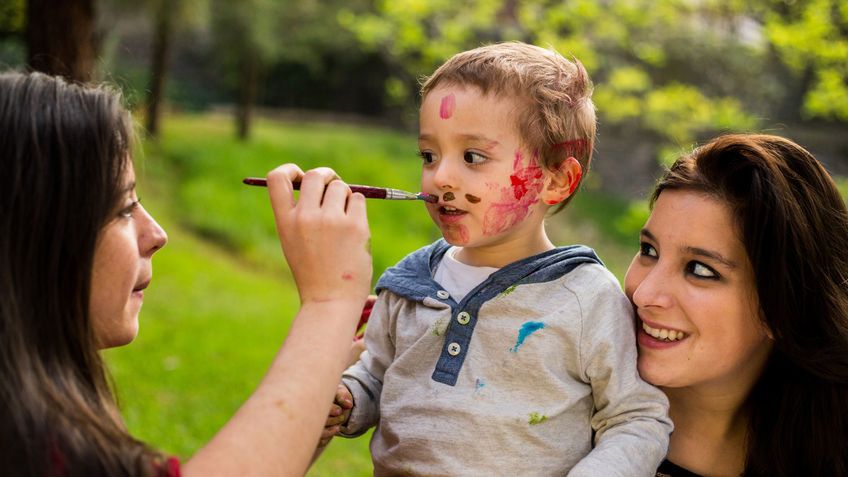 Malowanie twarzy jest szczególnie lubianą atrakcją dla dzieci