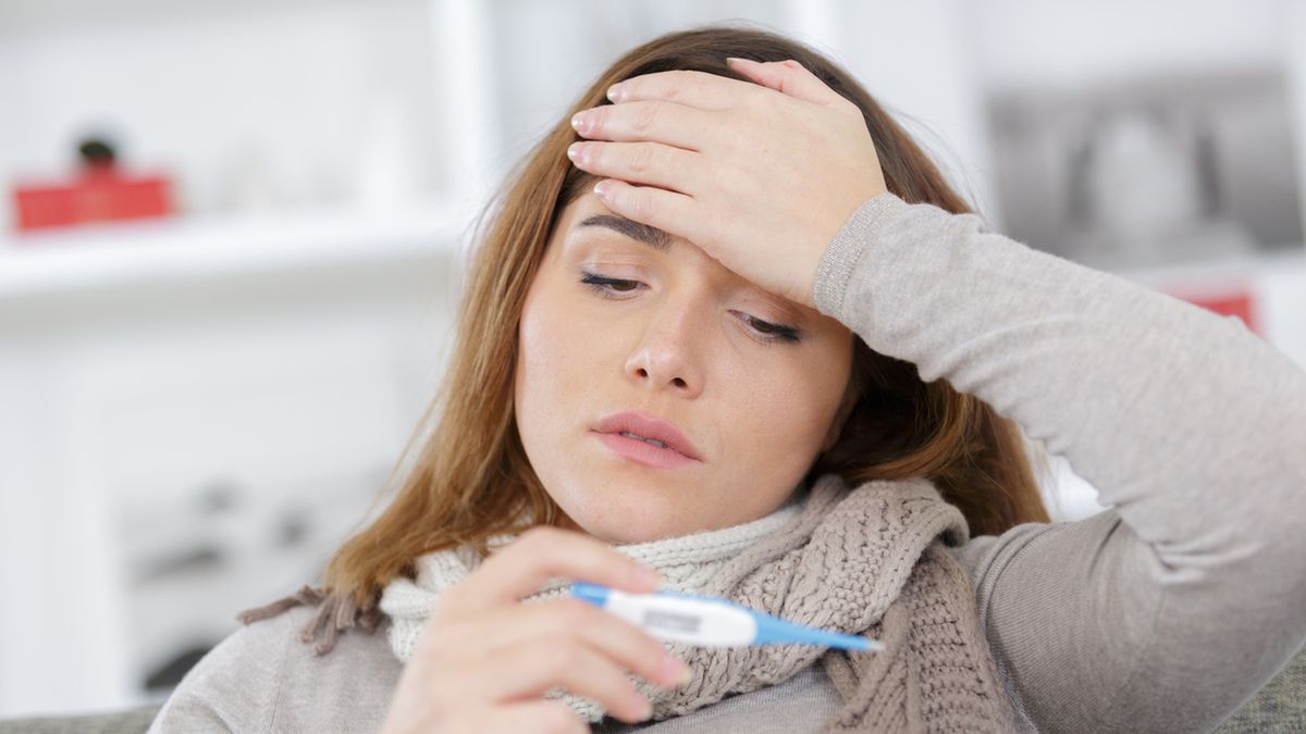 Grzybica płuc wywołuje gorączkę i kaszel.