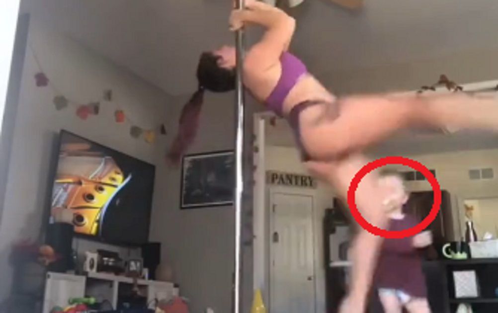 Uderzyła syna prosto w twarz. Na mamę wylał się hejt