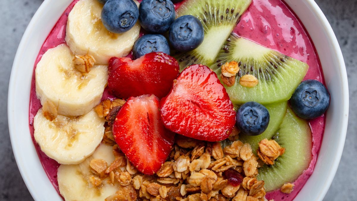 Smoothie bowl to miseczka wypełniona smoothie z dodatkami