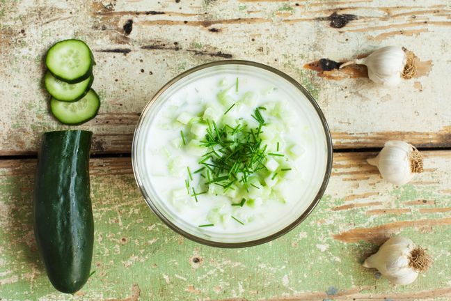 Przygotowując warzywny dip, zamiast śmietany użyjmy jogurtu greckiego – skutecznie zmniejszymy w ten sposób jego kaloryczność