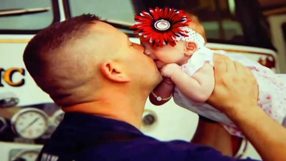 Matka jej nie chciała. Strażak adoptował dziecko