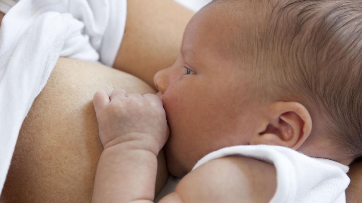 Piersi do przodu! Nie tylko picie mleka, ale nawet ssanie maminych sutków wpływa na odporność dziecka