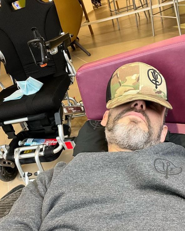 O swoim stanie zdrowia Brooks informuje za pośrednictwem mediów społecznościowych