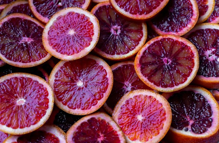 Pij sok z czerwonej pomarańczy na śniadanie. Chroni przed miażdżycą i nowotworami