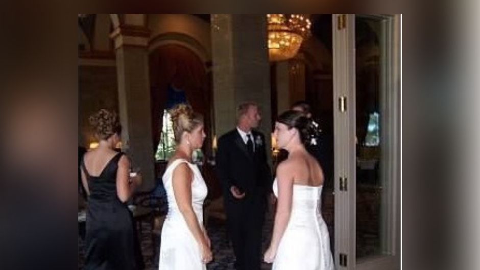 Teściowa założyła białą suknię na ślub syna. Synowa ją tłumaczy