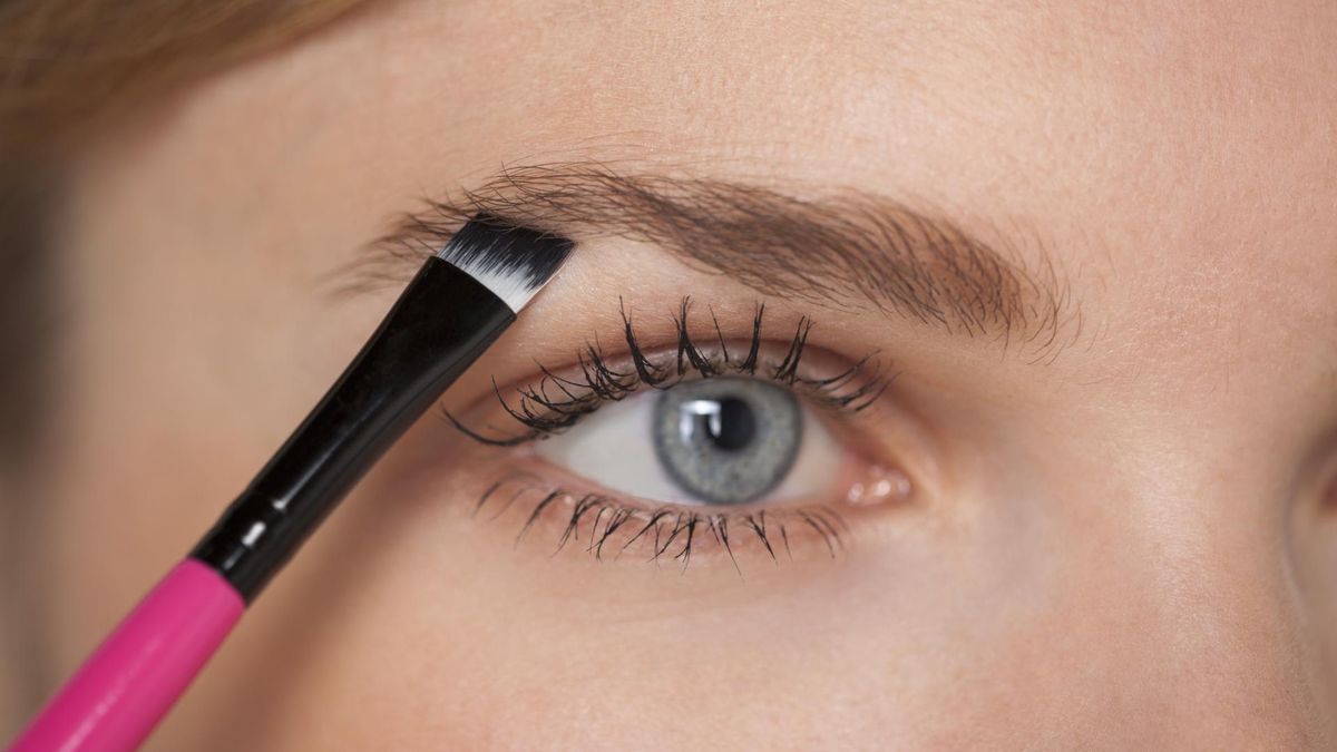 Do aplikacji pomady do brwi niezbędny jest skośny pędzelek.