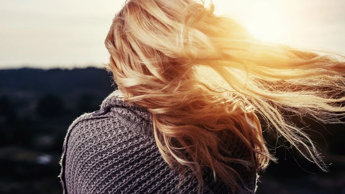 Kerabione to sumplement diety, który dobroczynnie wpływa na stan włosów, skóry oraz paznokci. W składzie preparatu możemy znaleźć między innymi witaminy A, C i E, biotynę, kwas hialuronowy, selen, miedź, oraz cynk. 