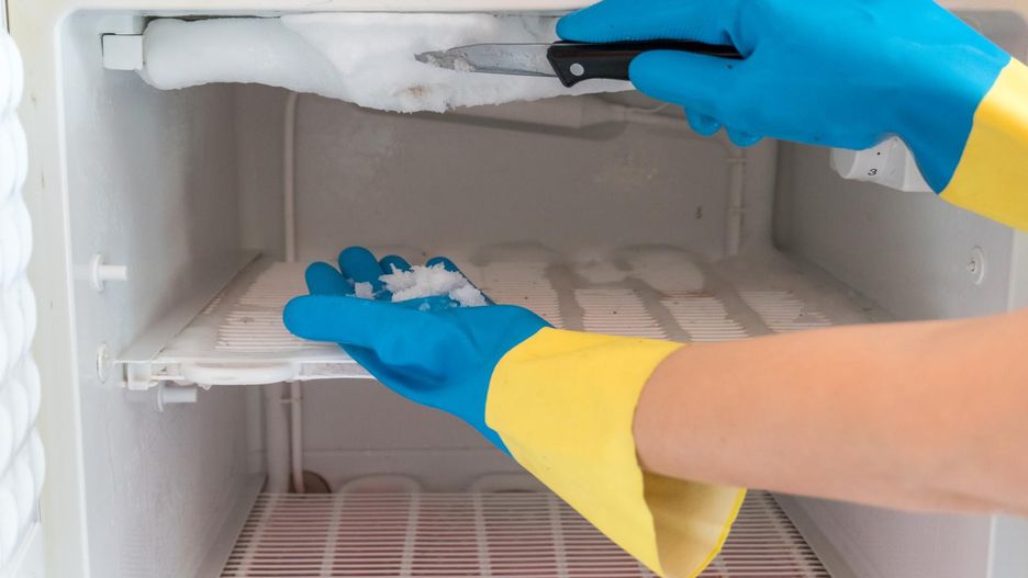 Co na lód w zamrażarce? Wystarczą domowe metody