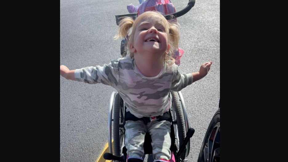 Przez rzadką wadę urodziłą się z "syrenim ogonem". Dziś ma 5 lat i stawia pierwsze kroki