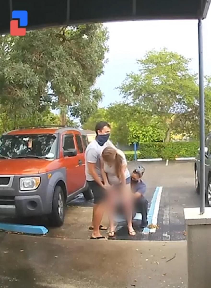 Kobieta urodziła na parkingu. Nie zdążyła na porodówkę. Nagranie hitem w sieci