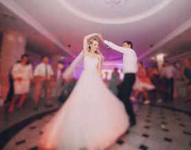Coraz więcej chorych na koronawirusa wśród osób biorących udział w przyjęciach weselnych