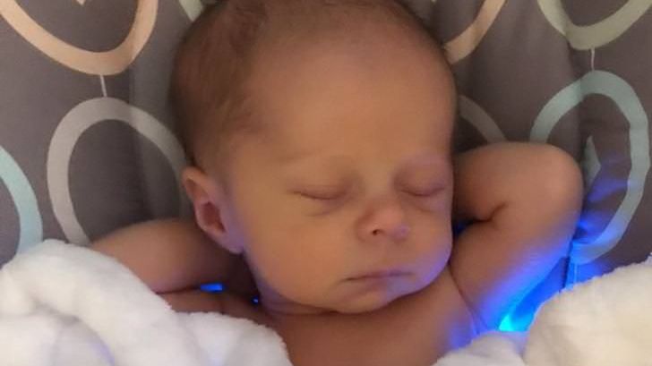 Michael wypoczywa z rękami pod głową