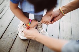 Loom bands. Bransoletki z gumek mogą być niebezpieczne. Chłopiec prawie stracił rękę (WIDEO)