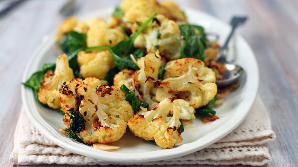 Pieczony kalafior to pomysł na zdrowy posiłek.