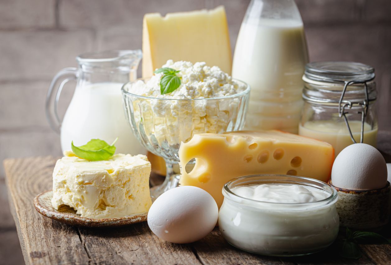 Na jakie produkty uważać, gdy cierpimy na alergię na mleko? Na sery, twarożki, masła i śmietanę. 