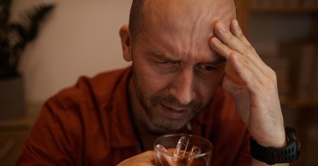 Wszywka alkoholowa to wciąż popularna metoda walki z nałogiem. Na czym polega?