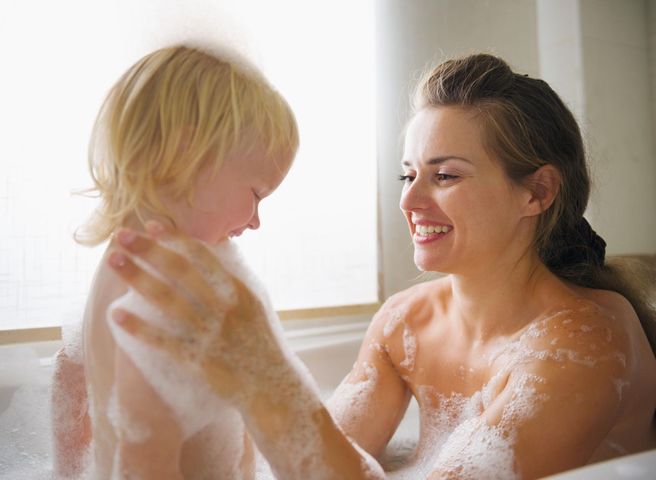 Kąpiel nago z dzieckiem może negatywnie wpłynąć na jego rozwój?