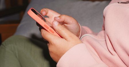 Zatrważające wyniki raportu. Ze stron porno korzystają już 7-latki