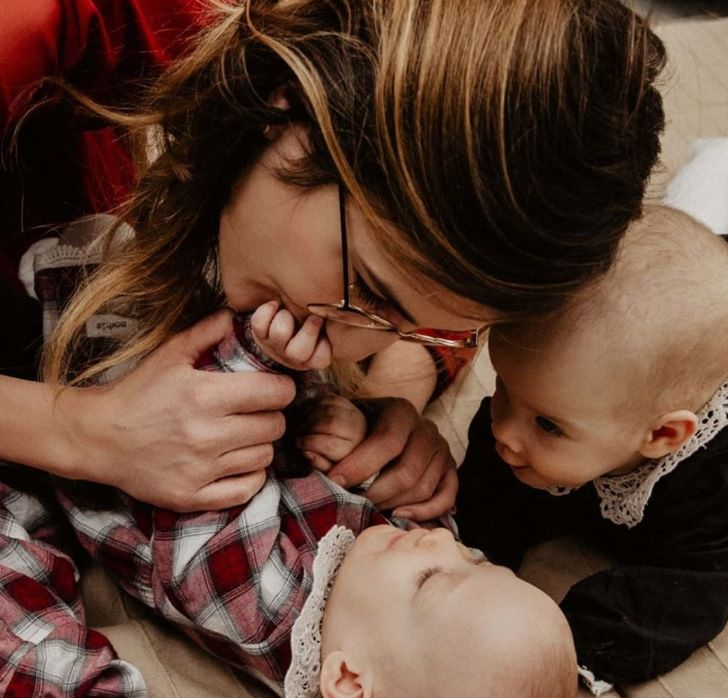 Mama sześcioraczków Klaudia Marzec uspokaja maluszka