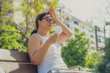 Upały uderzają w psychikę. O tym skutku prawie się nie mówi