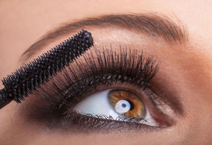 Spanie w makijażu może prowadzić do uszkodzeń powiek i gałki ocznej