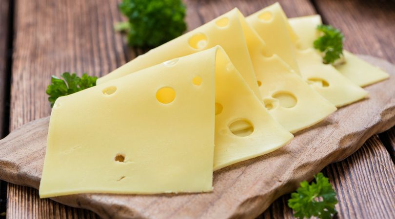 Chcesz uniknąć groźnych chorób serca? Jedź dwa plasterki sera dziennie
