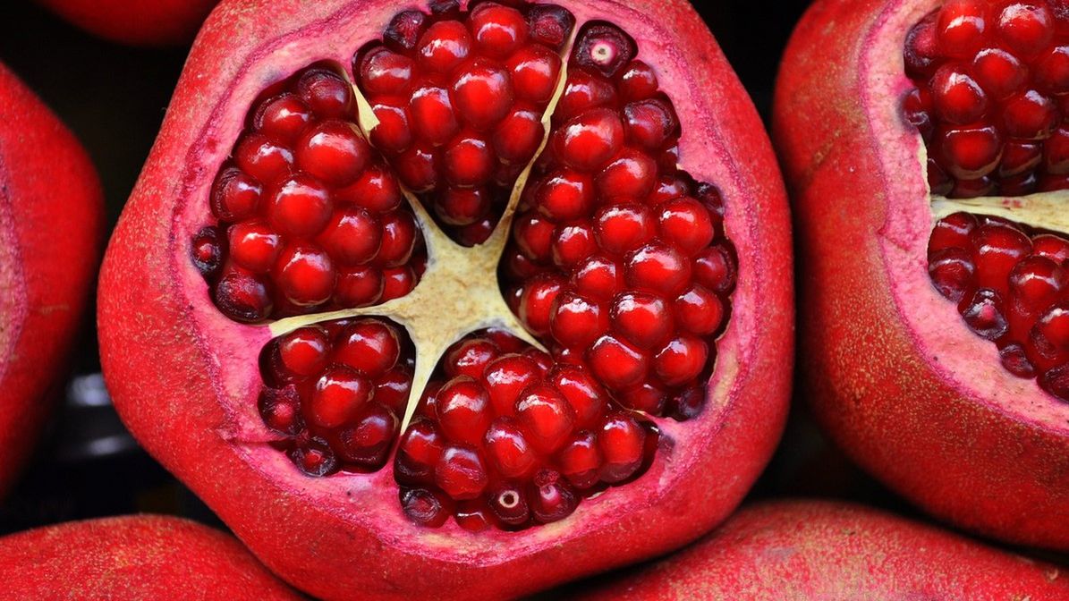 Jak obierać granat? Poznaj trzy proste sposoby